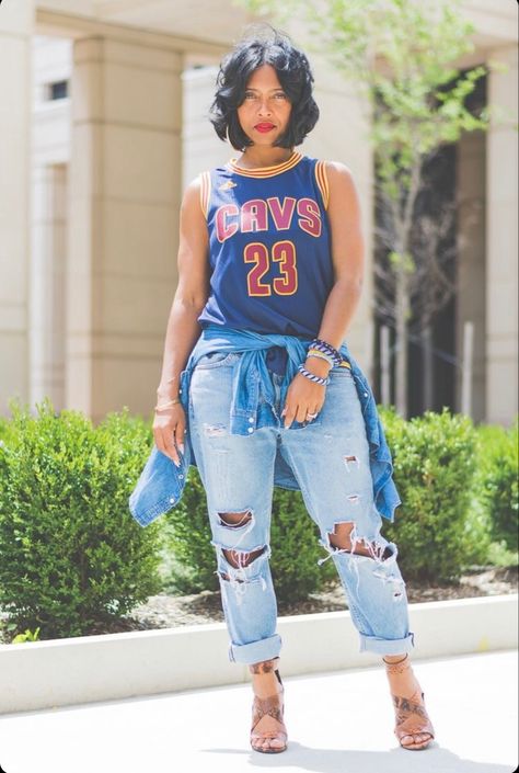 Women Wearing Jerseys, Jeans And Jersey Outfits, Jersey Party Outfit College, Sports Jersey Outfit Women, Jersey Party Outfit, Courtside Outfit, Football Jersey Outfit Women, Basketball Game Outfit Women, Basketball Jersey Outfit