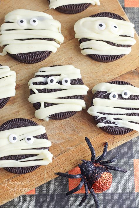 Food Oreo, Galletas Halloween, Mummy Cookies, Frosting Ideas, Halloween Sleepover, Halloween Oreos, Postres Halloween, Fun Halloween Treats, Halloween Cookies Decorated