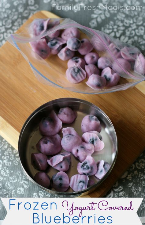 Frozen Yogurt Covered Blueberries -Summer snack! via  Family Fresh Meals Yogurt Covered Blueberries, Study Snacks, Power Snacks, Filling Snacks, Family Fresh Meals, Summer Snacks, God Mat, Blueberry Recipes, Think Food