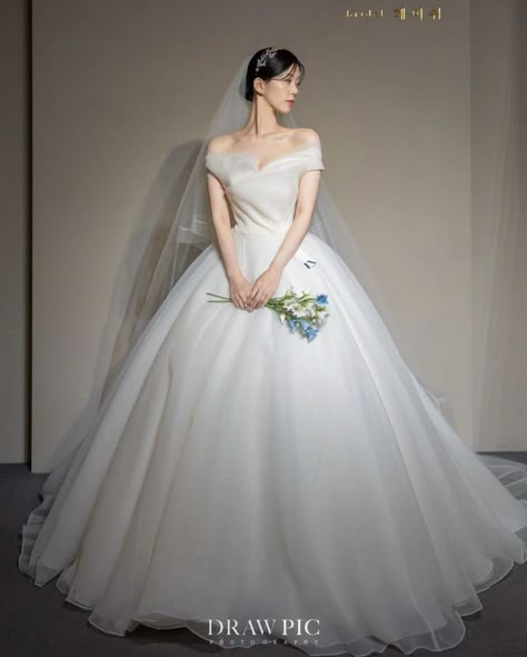 Wedding Dresses Korean Style, Korean Wedding Dress Simple, Korean Wedding Dresses, Wedding Dress Korean Style, Korean Wedding Hair, Korea Wedding Dress, Wedding Dresses Korean, Aesthetic Wedding Dress, Korean Bride