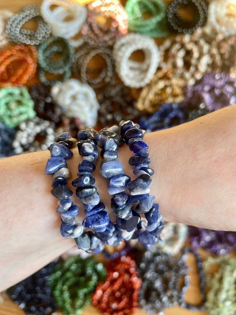 Crystal Chip Bracelet, Crystals Natural, Blue Crystal Bracelet, Jewellery Crystal, Chip Bracelet, Sodalite Crystal, Healing Gemstones, Types Of Crystals, Hippie Bracelets