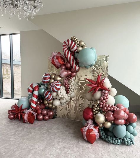 Christmas Decor 2022, Diy Christmas Wall, Christmas Party Backdrop, Christmas Arch, Ward Christmas Party, Church Christmas Decorations, Christmas Balloon Decorations, Holiday Balloons, Kids Christmas Party