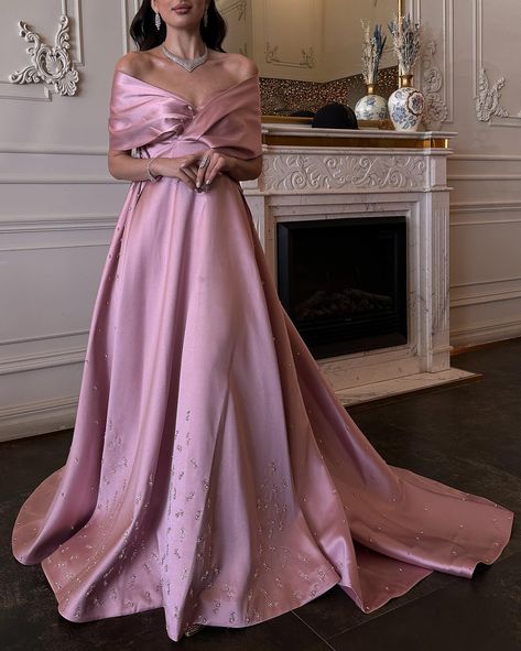 SS481 Luxury Dubai Pink Satin Evening Dresses with Train 2024 Elegant Off the Shoulder Arabic Women Wedding Party Gowns Pink Gown Elegant, Dresses With Train, Arab Dresses, Arabic Women, Extravagant Wedding Dresses, Party Dress Inspiration, Dress Outfits Party, Party Dress Classy, Bride Dress Simple