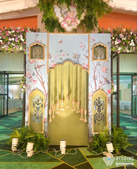 Traditional Photobooth Ideas, Pichwai Decoration Ideas, Pichwai Backdrop Decor, Pooja Backdrop, Traditional Backdrop, Small Wedding Decor, Mehendi Decor Ideas, Simple Stage Decorations, Wedding Stage Design