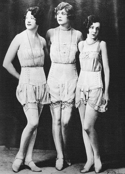 1920s Lingerie Models 1920s Women, Shein Clothing, 1920 Fashion, Lingerie Vintage, Retro Lingerie, Three Women, 20s Fashion, Roaring Twenties, 1920s Fashion