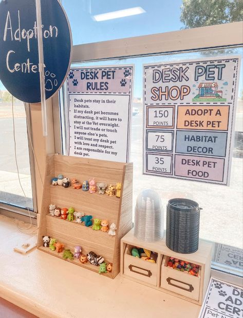 Pinterest Classroom Ideas, Kindergarten Teacher Ideas, Positive Classroom Management Elementary, Cute Teacher Ideas, Classroom Desk Pets, 2nd Grade Classroom Organization, Class Store Ideas Elementary, Table Captain Ideas Classroom, Cute Classroom Ideas Kindergarten