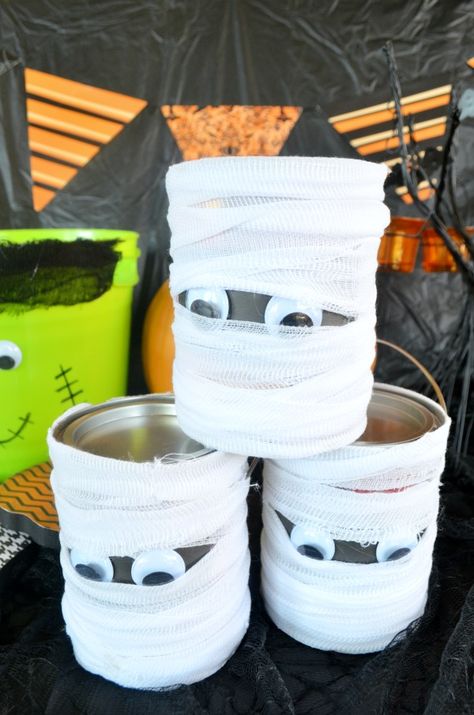 Mummy Candy Tins | #DIY Tutorial | DIY #Halloween Halloween Cans Diy, Can Halloween Crafts, Candy Monster Trash Can, Halloween Container, Pta Mom, Mummy Candy, Plastic Container Crafts, Painted Tin Cans, Scary Halloween Decorations Diy