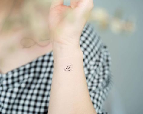 Minimalist letter "H" tattoo on the wrist Letter H Tattoo, Latin Script, Minimalist Lettering, Tattoo On The Wrist, H Tattoo, Ring Finger Tattoos, Font Letters, Initial Tattoo, Ring Tattoos