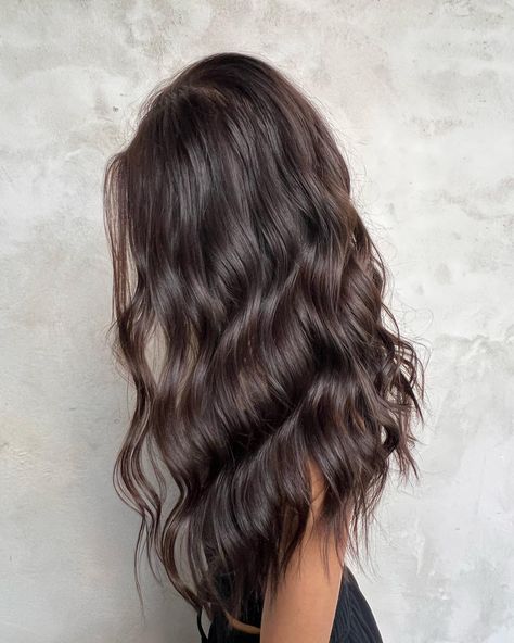 A beach wave haircut is a must-try for the summertime. Women who enjoy wavy ideas and simple locks are going to appreciate this article. Here we’re go... Beach Wave Haircut, Long Hair Wavy Curls, Beach Waves Medium Hair, Long Hair Beach Waves, Beach Wave Hairstyles, Wave Haircut, Messy Beach Waves, Beach Waves Hair, Modelling Ideas