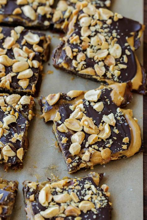 Date Snickers have just 4 ingredients: dates, peanut butter, chocolate, and a crunchy peanut topping. Date bark tastes like a Snickers bar! Date Snickers Bars, Dates Snickers, Wfpb Cookies, Desert Squares, Simple Deserts, Date Snickers, Snicker Bars, Dates Peanut Butter, Sandwich Sliders