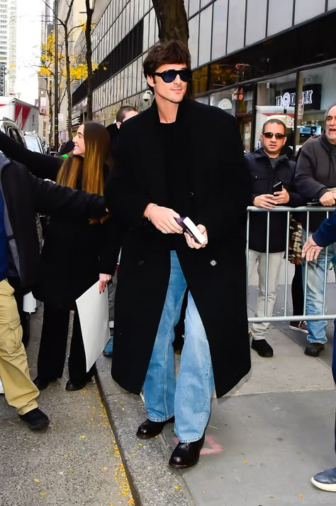 Jacob Elordi is the new king of Big Coat Season | British GQ Men Coat Outfit, Jacob Elordi Style, Fall Italy Outfits, Italy Outfits Men, Black Coat Outfit, Long Coat Men, Black Overcoat, Most Stylish Men, Overcoat Men