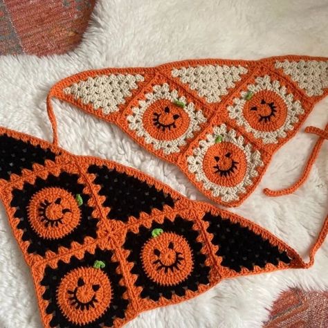 😍😍😍🕸🕸🕸👻 Crochet Guide, Fall Crochet Patterns, Crochet Bandana, Halloween Crochet Patterns, Crochet Design Pattern, Beginner Crochet Projects, Crochet Fall, Afghan Crochet, Spooky Pumpkin