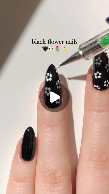 Paula 💅🏻🌙💗 on Instagram: "black & white flower nails! 🖤🌷☁️✨ as someone who LOVES both the colour black AND floral nail designs, this mani is literally perfect for me haha <3 — using: • @melodysusie_official  black gel polish “Black Abyss” 🖤 white gel polish “Snow White” ��🤍 gel top coat  • use my code paular12 for 12% off! 💸 #flowernails #blacknails #blackandwhite #nailart #springnails #nailarttutorial #floralnails #nailinspo #naildesign #diynails #nails2inspire #reels" Black Nails With Flowers, Black Flower Nails, Black Floral Nails, White Flower Nails, Black Gel Polish, White Gel Polish, Fresh Nails, Black Gel Nails, Black White Nails