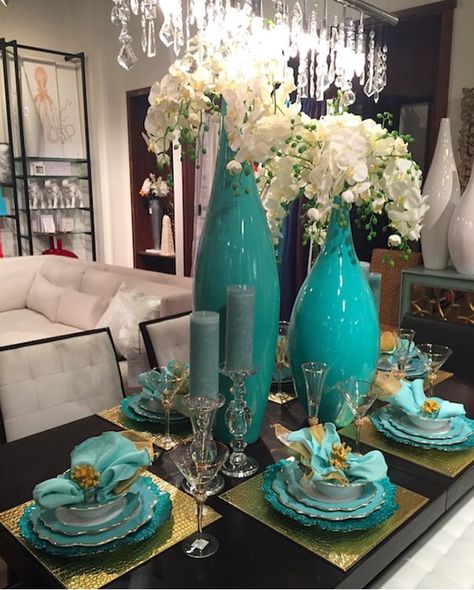 Beautiful turquoise table scape by Z Gallerie Mermaid Table, Relax Room, Decoration Hall, Turquoise Vase, Tafel Decor, Decor Vase, Dining Room Table Decor, Small Kitchens, Beautiful Table Settings