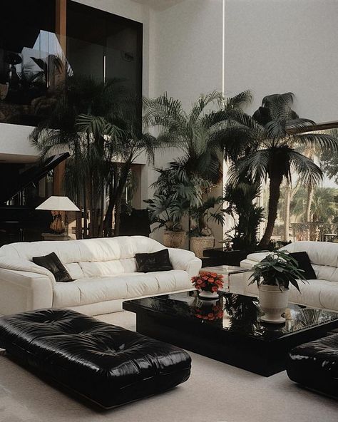 Californian villa retreat Vintage Luxury Decor, 1980s Interior Design Living Rooms, 80s Rich Aesthetic, 80s Penthouse Aesthetic, 80s Style House, 80s Home Interior, 80s House Aesthetic, 1980s Apartment, 80s Luxury Interior