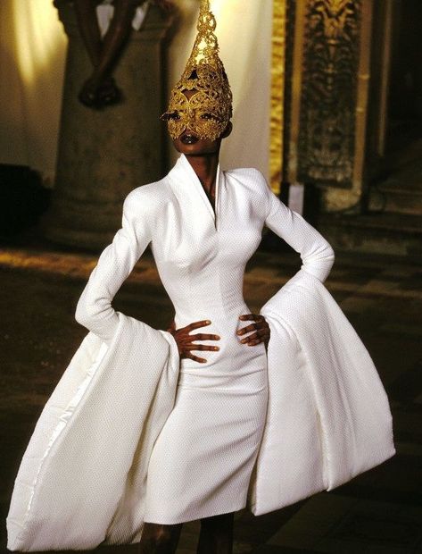 ༻✩༺ on Twitter: "debra shaw for givenchy haute couture: "search for the golden fleece" by alexander mcqueen… " Givenchy Haute Couture, Paris Mode, Looks Street Style, Couture Runway, Mode Inspo, Look Vintage, Mode Vintage, Couture Collection, Couture Fashion