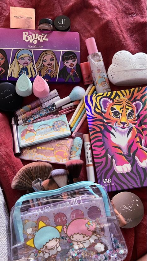 2000 Makeup, Makeup Y2k, Bratz Makeup, Kitty Makeup, Airpods Apple, Hello Kitty Makeup, Makeup Pallets, Cool Makeup Looks, Pink Aura