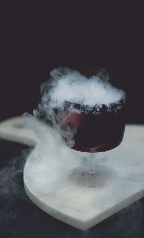 A Smokey Mezcal Halloween Cocktail with dry ice // Craftandcocktails.co Mezcal Halloween Cocktail, Dry Ice Cocktail, Tequilla Cocktails, Dry Ice Halloween, Dry Ice Drinks, Dry Ice Cocktails, Icee Recipe, Mezcal Cocktails, Craft Cocktail Recipe