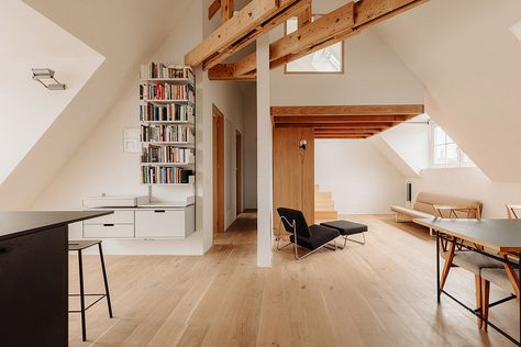 Amsterdam Loft: Preserving 1924’s Charm with Modern Flair Loft Houses, Amsterdam Apartment, Kitchen Styling Modern, Bed Nook, Simplified Living, Attic Conversion, Modern Rustic Homes, Minimalist Apartment, Built In Furniture