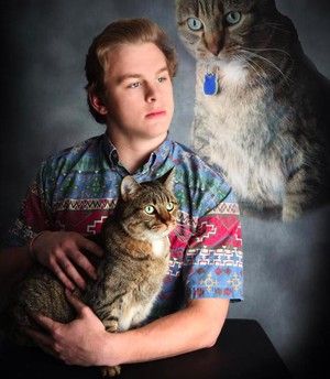 Funny Senior Photo Ideas, Silly Senior Pictures, Funny Senior Photos, Weird Senior Pictures, Cool Senior Photos, Awkward Photoshoot, Cat Family Portrait, Funny Portraits, High School Graduation Pictures