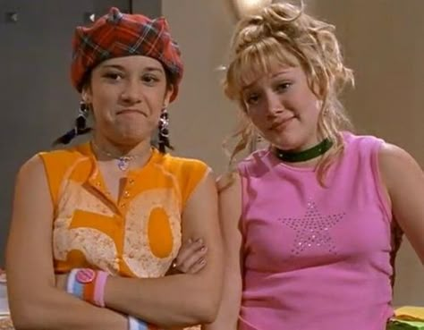 “Rehabbed” sport shirts (jersey/number tops plagued with rhinestones, eyelet holes, and cuts). | 27 Forgotten Early 2000s Fashion Trends Lizzie Mcguire Outfits, Early 2000s Trends, Early 2000s Fashion Trends, 2010 Fashion Trends, 2000s Trends, 1990 Style, 90s Grunge Hair, 2000s Party, 2000s Fashion Trends