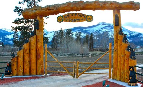 Driveway Gates Metal, Wooden Entrance Gates, Farmhouse Gates, Farm Signs Entrance, Driveway Gate Diy, Ranch Entrance Ideas, Wooden Driveway Gates, Ranch Entrance, Entrance Gates Driveway