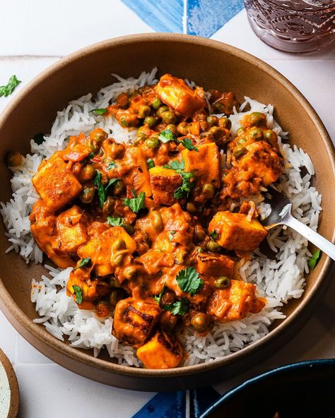 My mama’s Mattar Paneer! It’s the perfect meatless recipe for a weeknight, it comes together in 30 minutes and has so much deep flavor developed in the onion-tomato curry. The post has plenty of tips to elevate it to restaurant quality as well 🥰 Get the recipe here at https://masalaandchai.com/matter-paneer/ #paneer #matarpaneer #meatlessmeals Matter Paneer, Mattar Paneer, Tomato Curry, Meatless Meals, Indian Recipes, Paneer, The Recipe, Indian Food Recipes, 30 Minutes