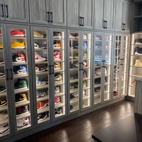 Men Closet Luxury, Huge Closets Luxury Walk In, Room Closet Organization Ideas, Shoe Wall Display, Room Closet Organization, Aesthetic Shoe, Ruang Tv, Luxury Closets, Sneaker Closet