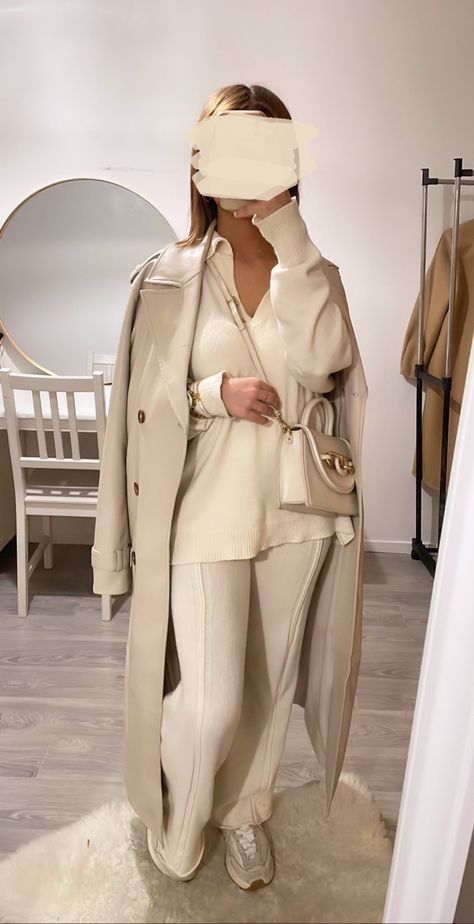 Ootd Classe, Beige Monochromatic Outfit, Trench Outfit, Modest Winter Outfits, Minimalist Fashion Outfits, Outfit Beige, Monochromatic Fashion, Mode Zara, Modest Fits