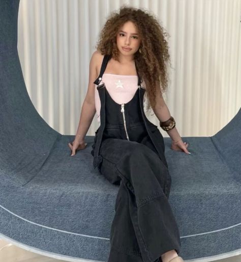 Eliana Kalogeras, Kalogera Sisters, Kalogeras Sisters, Ethereal Dress, Sister Photos, Sister Outfits, Hairdos For Curly Hair, Best Sister, Model Look