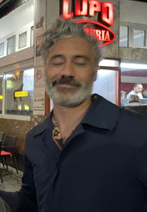 sara 🦋 ofmd on Twitter: "the fact that i interacted with taika while he was looking like this but i wasn’t starstuck whatsoever because he’s just so nice and sweet and he literally exudes good vibes 😭 https://t.co/FiMqJ2pzsD" / Twitter Taika Waititi, So Nice, Famous People, Good Vibes, Aesthetic Pictures, Pretty People, Beautiful Pictures, Actors, On Twitter