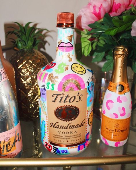 Alcohol Bottle Decorations, Bedazzled Liquor Bottles, Custom Champagne Bottle, Bedazzled Bottle, College Crafts, Liquor Bottle Crafts, Poppin Bottles, Birthday Painting, Rhinestone Projects