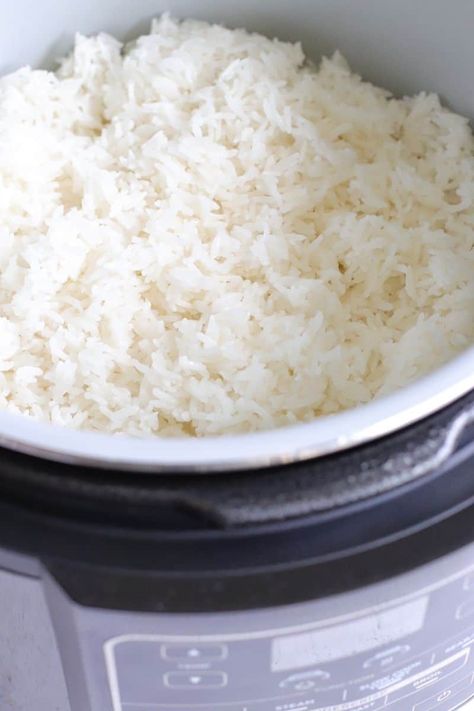 How to make white rice in the Ninja Foodi pressure cooker. Learn how to make fluffy white jasmine rice in the Ninja Foodi. It's easy and comes out perfect every time! White Rice In Instant Pot, Chinese White Rice, Instant Pot White Rice, Rice In Instant Pot, Fluffy White Rice, Pressure Cooker Rice, White Rice Recipes, Rice On The Stove, Cooking Jasmine Rice