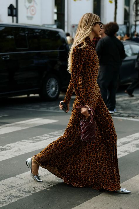 Showgoers Embraced Their Dark Side for Day 3 of Paris Fashion Week Street Style - Fashionista Dress Paris, Paris Fashion Week Street Style, Street Style Paris, Leopard Dress, Paris Street Style, Spring Street Style, Oui Oui, Street Style Inspiration, Fashion Week Street Style