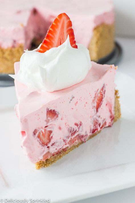 No-Bake Strawberry and Cream Pie | 17 Sticky And Sweet Strawberry Treats That'll Make Your Mouth Water No Bake Strawberry Pie, Baked Strawberry Pie, Strawberry Cream Pie, Baking Recipes Pie, Strawberry Cream Pies, Biscuits Graham, Dessert Easy, Cream Pie Recipes, Baked Strawberries