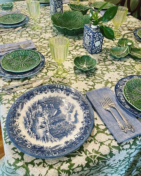 New Bordillo Pinheiro cabbage dishes with old blue and white transfer ware. Green cabbage plates, napkins, and tablecloth from Amazon. Cabbage Plates Display, Cabbage Table Setting, Blue Willow Kitchen, Cabbage Plates, Cabbage Ware, Cabbage Dishes, 1970s House, Country Primitive Decor, Summer Tablescapes