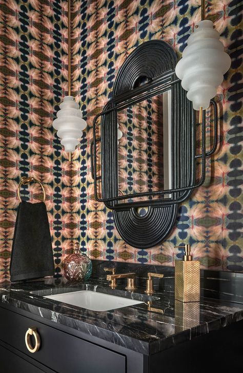 Cool Powder Room Wallpaper, Half Bath Moody, Kelly Wearstler Bathroom, Powder Room Flooring, Wallpaper Powder Room Ideas, Powder Room Ideas Wallpaper, Restaurant Bathroom Ideas, Curated Bathroom, Fun Powder Room