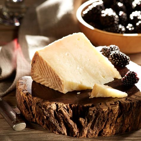 Spanish Cheese, Spanish Foods, Queso Manchego, Cheese Trays, Manchego Cheese, Cheese Cultures, Pasteurizing Milk, Aromatic Plant, Food Allergens