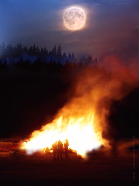 Bonfire Ritual, Full Moon Magick, Litha Aesthetic, Aesthetic Fire, Norway Trip, Moon Magick, Witch Magic, Summer Solstice, Winter Solstice