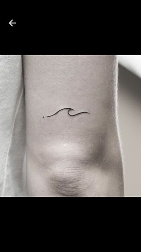 Minimalistic Tattoo Wave, Simple Wave Tattoo, Tattoo Homme, Small Wave Tattoo, Famous Tattoo Artists, Wave Tattoo, Small Girl Tattoos, Sun Tattoos, Trendy Tattoo