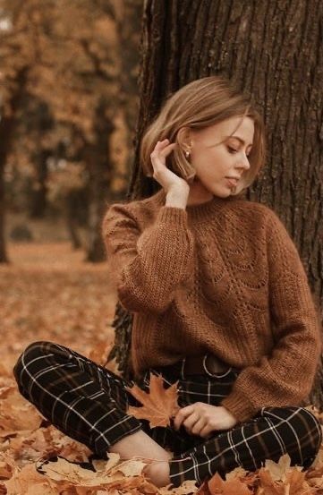 Autumn Photography Portrait, Portret Feminin, Fall Photo Shoot Outfits, Pose Model, Fall Portraits, Shotting Photo, Photographie Portrait Inspiration, Foto Tips, Model Poses Photography