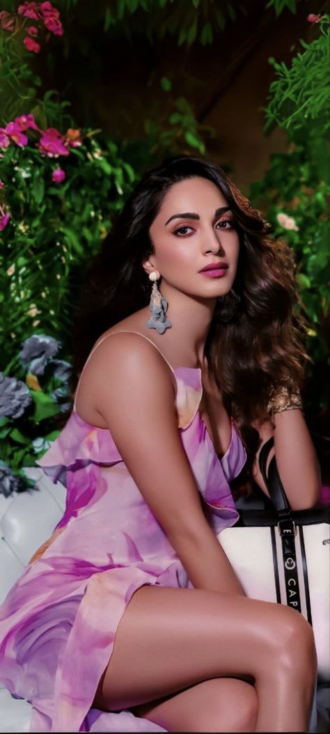 Kiara Advani Wallpaper, Kiara Advani Photoshoot, Ms Dhoni Wife, Kaira Advani, M S Dhoni, Telugu Language, Rani Mukherjee, Anime Picture Hd, Digital Collage Art