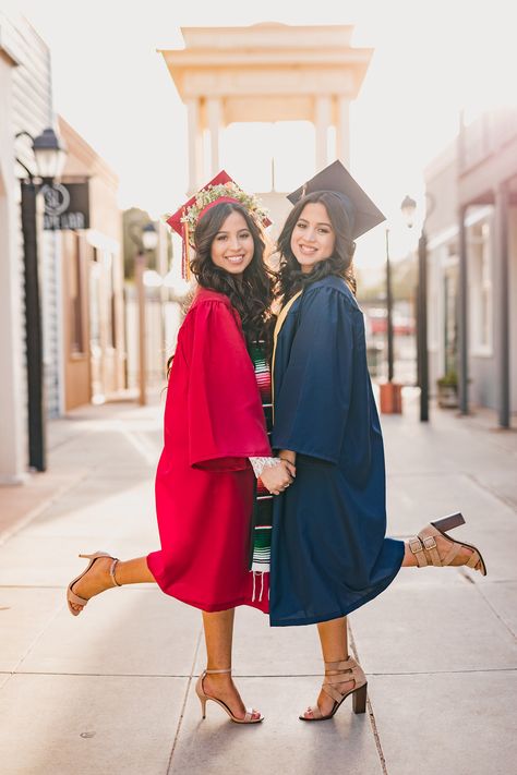 Graduation Photoshoot With Friends, Couple Poses Studio, College Graduation Photo Ideas, Poses Prom, Graduation Pictures High School, Graduation Attire, How To Pose For Pictures, Pictures Graduation, Graduation Pic Ideas