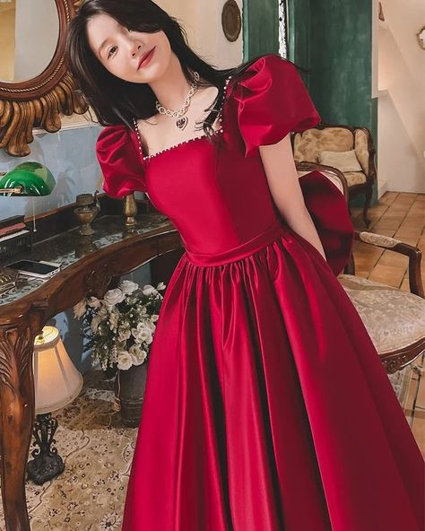 Winter Wine Red Engagement Daily French Princess On The Run Satin Dress ❤️🌟 Color: wine red mid-length, wine red long Sleeve type: puff sleeve Main fabric composition: Polyester Fiber (polyester) Waist Type: Mid waist Size: XS,S,M,L,XL,XXL Applicable Gender: Female Applicable age group: Adult Skirt length: mid-length skirt Sleeve length: three-quarter sleeve Popular elements: solid color #vestigefashion Simple Evening Dress, Beaded Bow, Gaun Fashion, Solid Color Dress, On The Run, Mid Length Skirts, Color Dress, Long Sleeve Bodycon, The Run