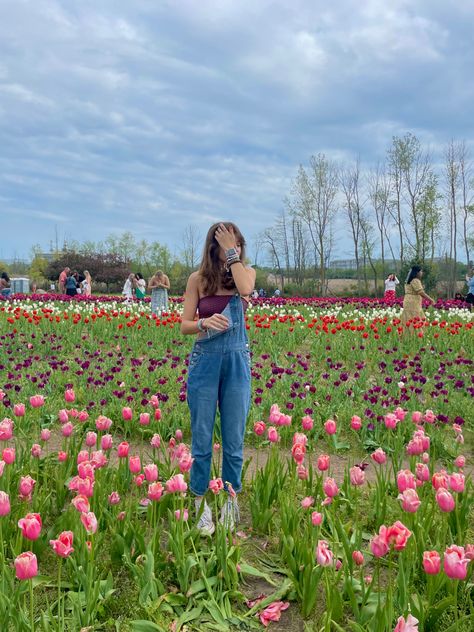 Tulip Outfit Aesthetic, Tulip Farm Photoshoot Outfit, Tulip Festival Outfit Ideas, Texas Tulips Outfit, Tulip Field Outfit Ideas, Tulip Picking Outfit, Tulip Farm Outfit, Tulip Festival Outfit, Tulip Festival Photoshoot