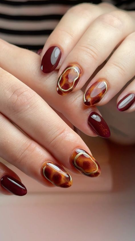 Orange Tortoise Shell Nails, Gold Tortoise Nails, Dark Red Tortoise Shell Nails, Tortoise Shell Short Nails, Tortoiseshell Nails With Gold, Tortoise Nails With Gold, Tortoise Shell And Gold Nails, Short Tortoise Nails, Super Short Fall Nails