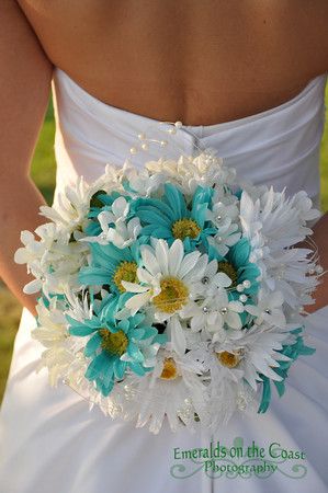 Aqua & White daisy bouquet ~ Absolutely perfect Summer Beach Wedding Bouquets, White Daisy Bouquet, Country Wedding Bridesmaids, Daisy Wedding Flowers, Flowers Daisies, Candles Wedding, Modern Wedding Flowers, Bride's Bouquet, Aqua Wedding