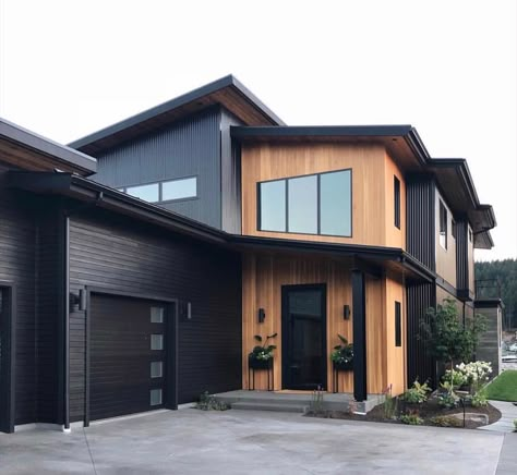 Gorgeous black house exterior with natural wood accents and black windows and doors Chalet Exterior, Home Designs Exterior, Exterior Paint Colors For House, Rustic Home Design, Modern Farmhouse Exterior, Black House Exterior, Farmhouse Exterior, Style At Home, House Goals