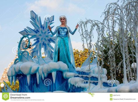 Frozen Parade Float, Christmas Parade Float Ideas, Disney Christmas Parade, Parade Float Decorations, Disneyland Parade, Gown Christmas, Parade Float Ideas, Christmas Parade Floats, Frozen Jr