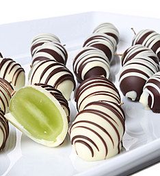 Fresh Belgian Chocolate Covered Grapes- 24pc Chocolate Covered Grapes, Covered Apples, Chocolate Covered Desserts, Chocolate Covered Apples, Timmy Time, Chocolate Covered Fruit, White Plate, Chocolate Covered Strawberries, Chocolate Dipped